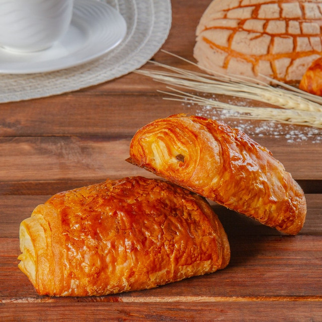 Chocolate-Filled Croissant (ea)